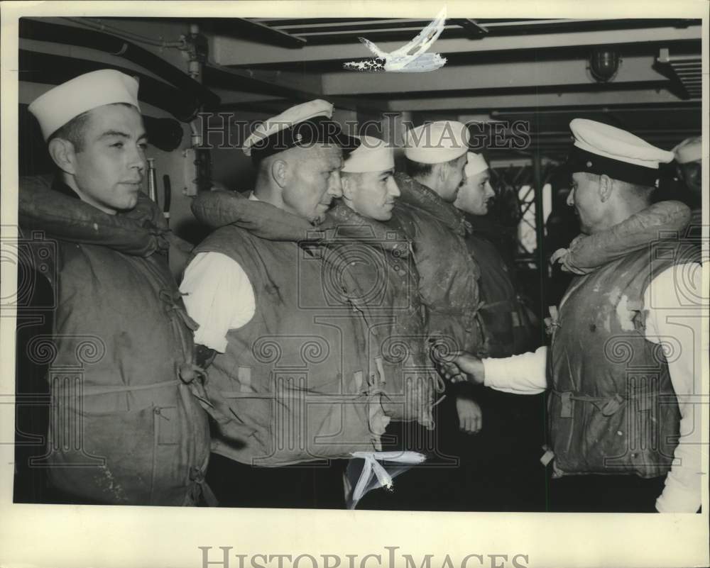 1940 Press Photo Chief boatswain&#39;s mate R.E.C. Klug inspects crewmen life belts - Historic Images