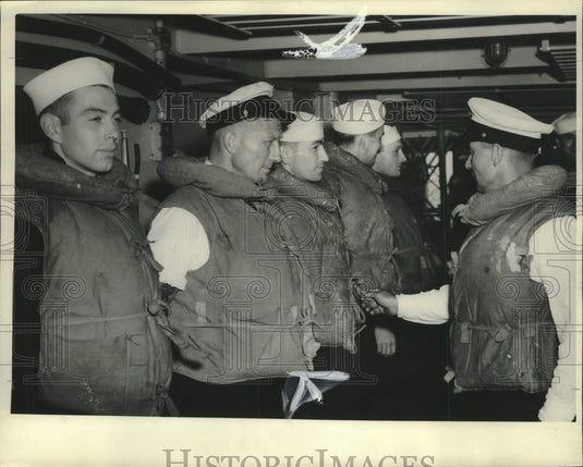 1940 Press Photo Chief boatswain's mate R.E.C. Klug inspects crewmen life belts - Historic Images