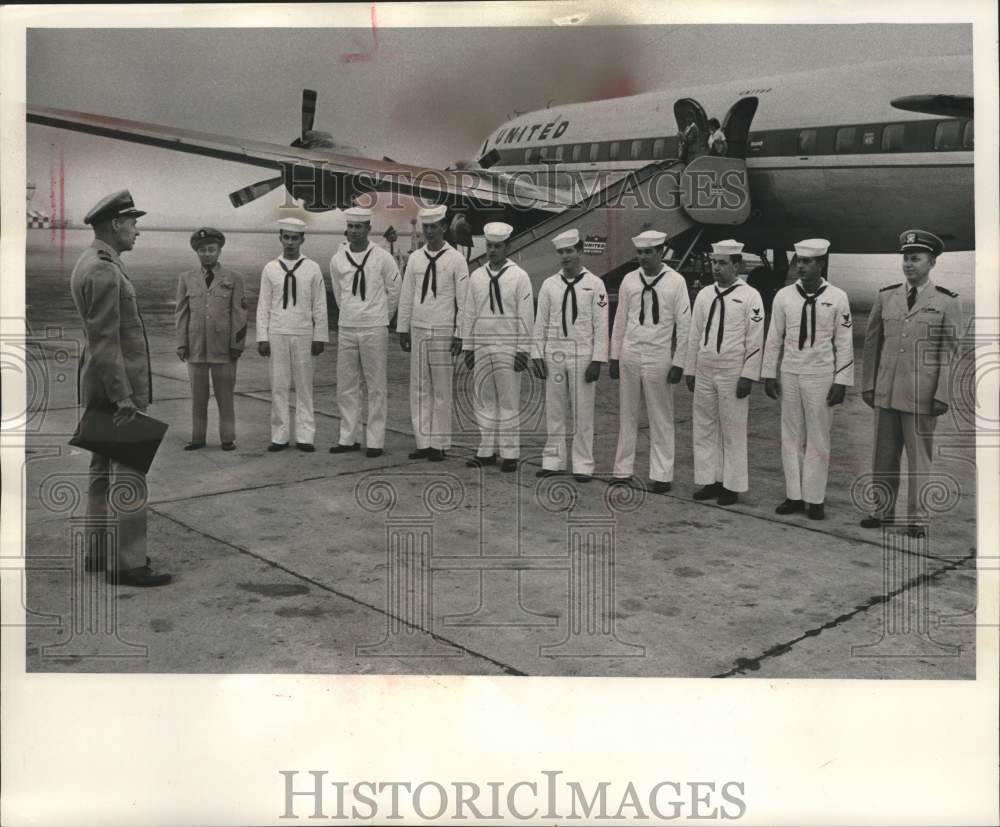 1961 Press Photo Sailors from Cleveland naval reserves arrive in Milwaukee - Historic Images