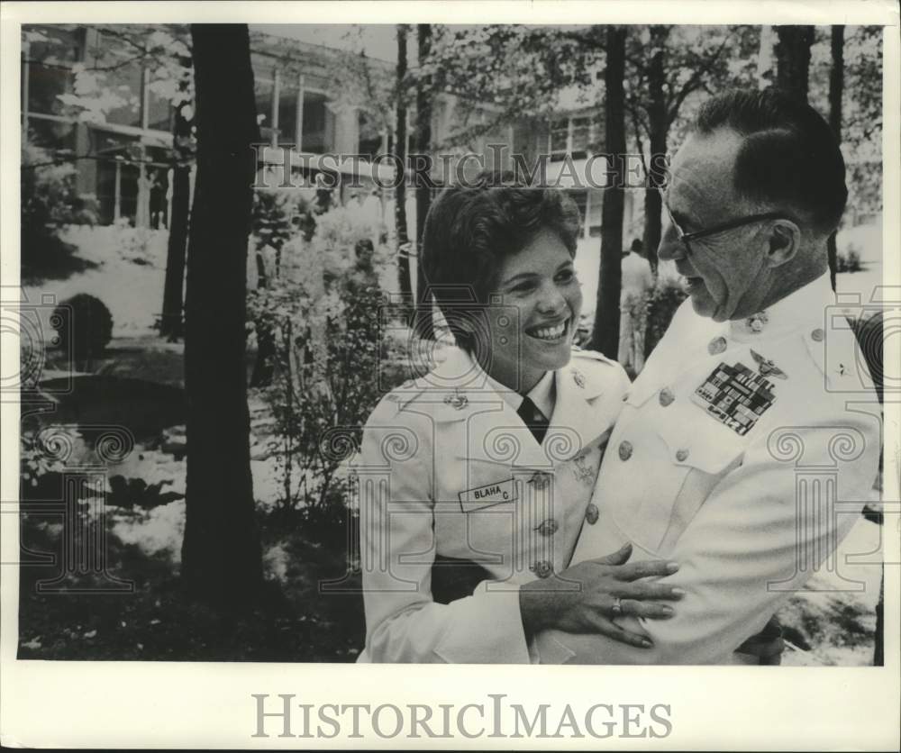1977 Press Photo Marine Lieutenant Blaha got a hug from father on graduation day - Historic Images