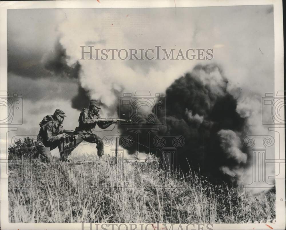 1951 Press Photo Corporal Gerald E. Williams &amp; fellow soldier, simulated battle - Historic Images