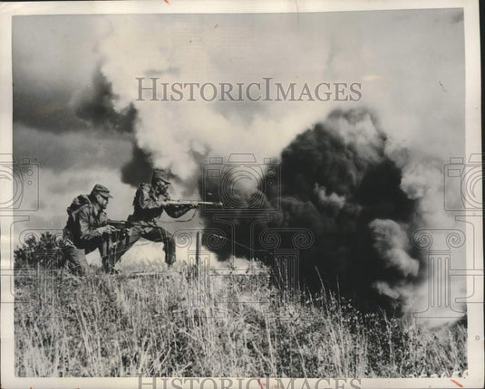 1951 Press Photo Corporal Gerald E. Williams & fellow soldier, simulated battle - Historic Images