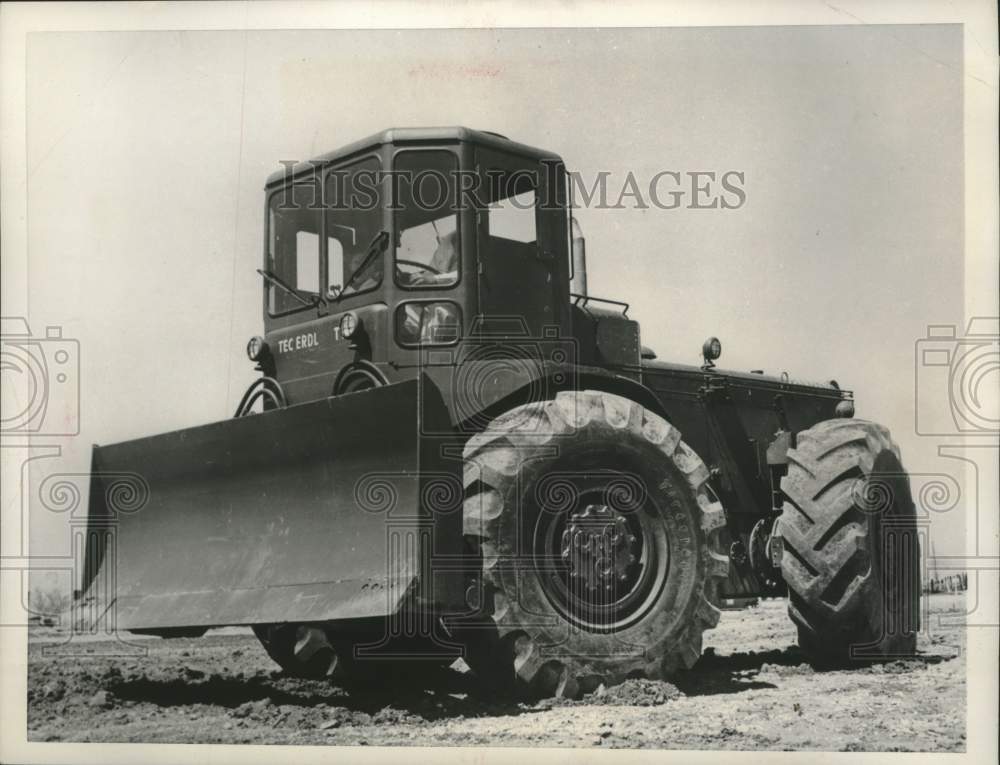 1953 Press Photo An army bulldozer tractor undergoing tests - Historic Images