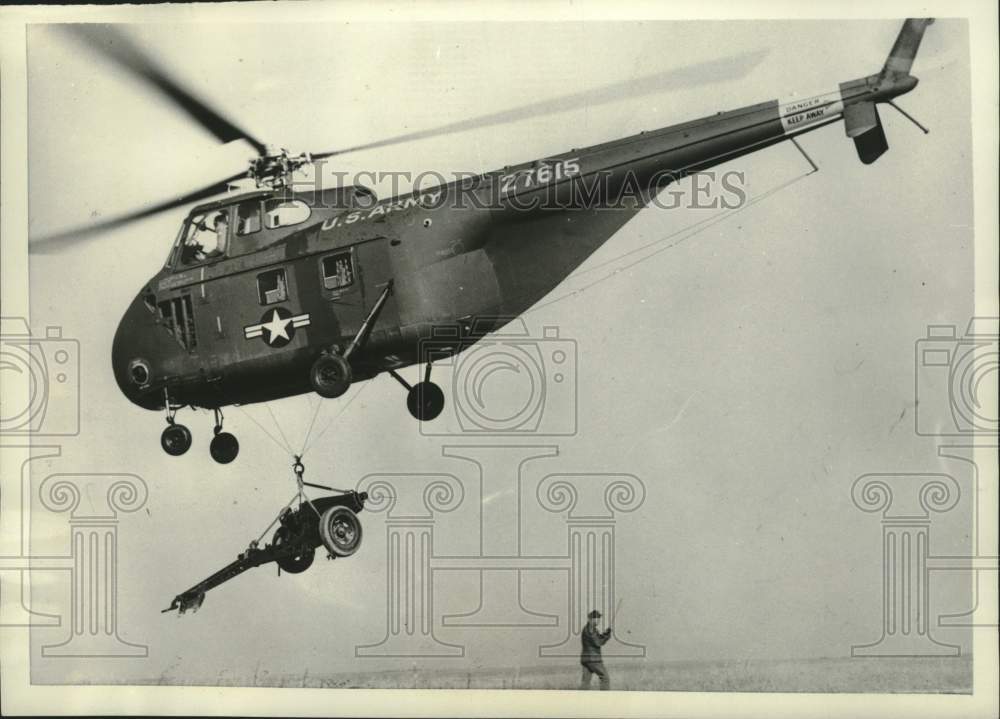 1954 Press Photo U.S. Army helicopter hauling a 75mm pack howitzer, Fort Riley - Historic Images