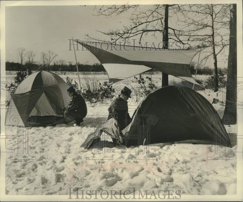 1959 Press Photo Quartermaster corps members test &quot;paper&quot; tents, Natick, MA - Historic Images