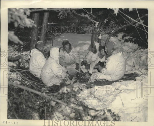 1948 Press Photo Parachute infantrymen winter camping in a hemlock forest - Historic Images