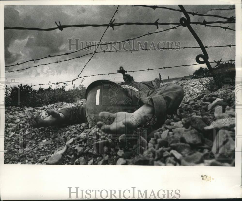 1964 Press Photo Private Richard Steinbacher under barbed wire in Army training - Historic Images
