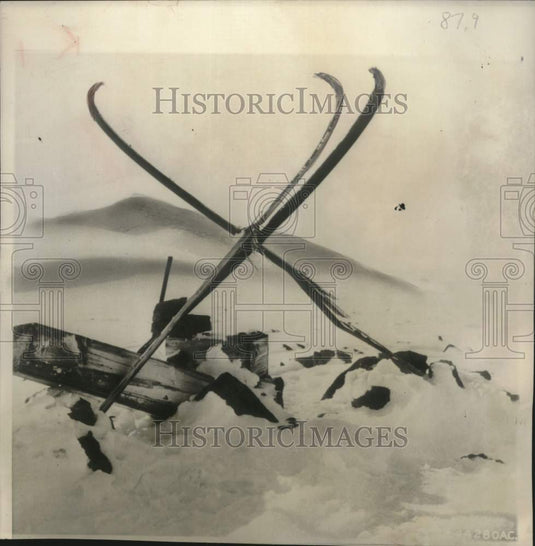 1952 Press Photo Broken sled runners tied to form a tripod on Ellesmere Island - Historic Images