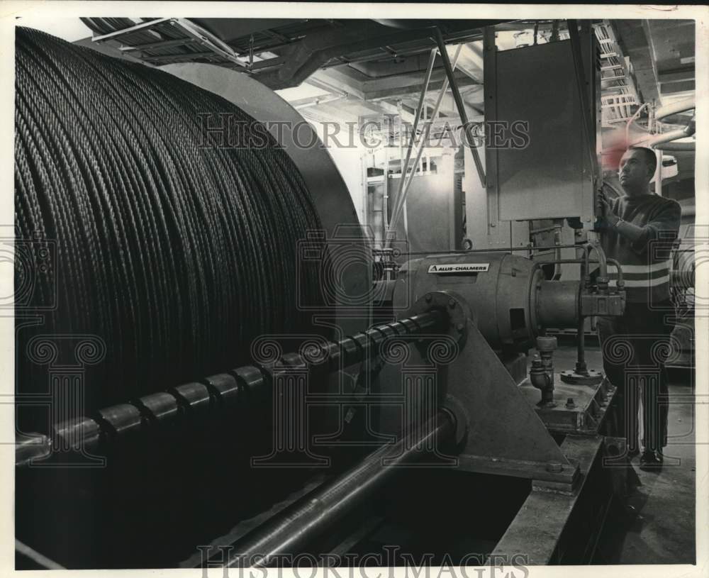 1967 Press Photo US Navy member operates large winch on USNS Kane research ship - Historic Images