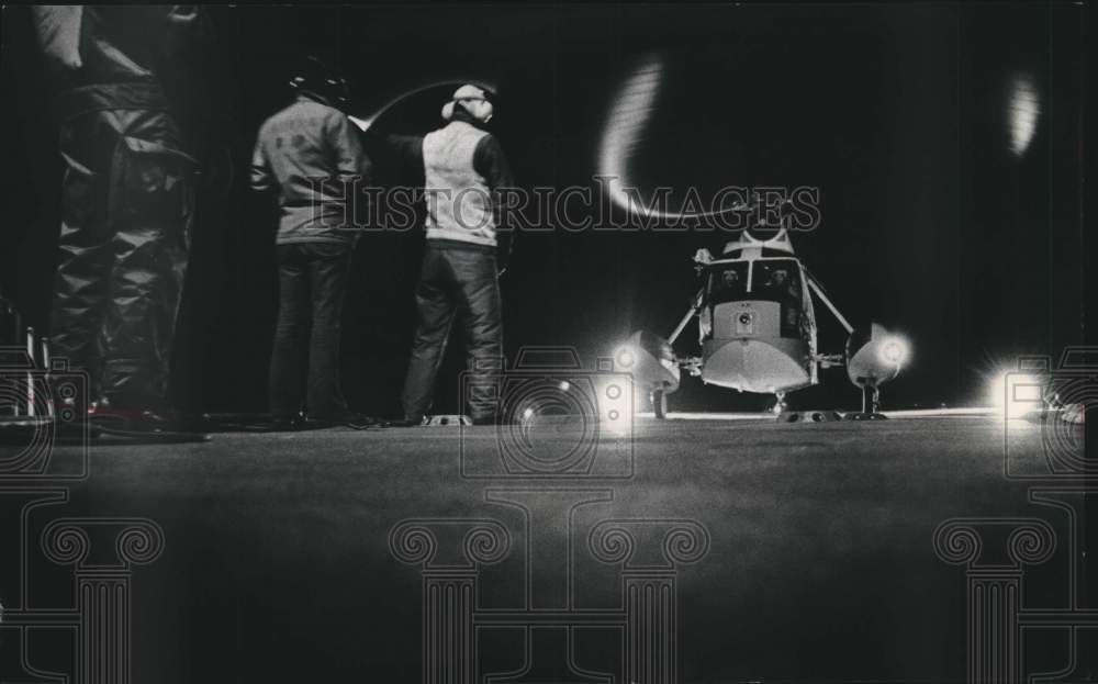 1973 Press Photo US Navy flight deck officer clears helicopter for take off - Historic Images