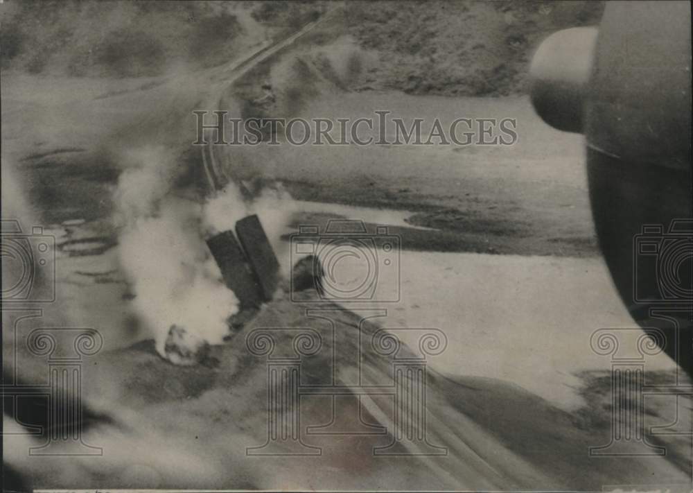 1951 Press Photo North Korean supply train plunges into river off bombed bridge - Historic Images