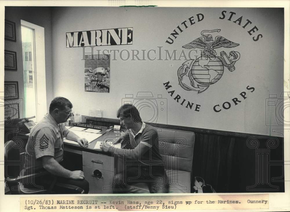 1983 Press Photo Kevin Haas enlists in United States Marines, Milwaukee - Historic Images