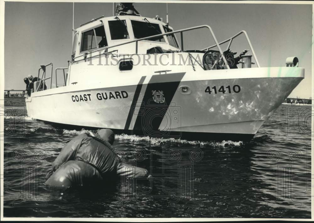 1988 US Coast Guard picks up dummy, rescue drill, Lake Michigan - Historic Images