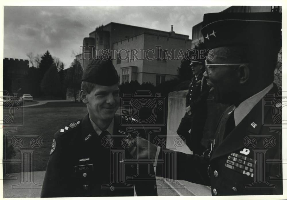1993 Press Photo Bruce Newell, ROTC cadet, honored by Wallace Arnold, Lexington - Historic Images