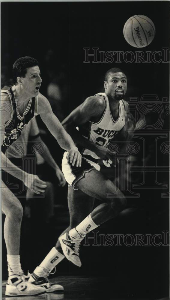 1987 Press Photo Milwaukee Bucks Paul Pressey runs down basketball court - Historic Images