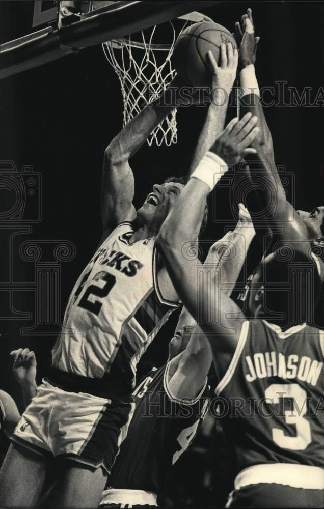 1987 Press Photo Larry Krstkowiak pulls rebound in Milwaukee basketball game - Historic Images