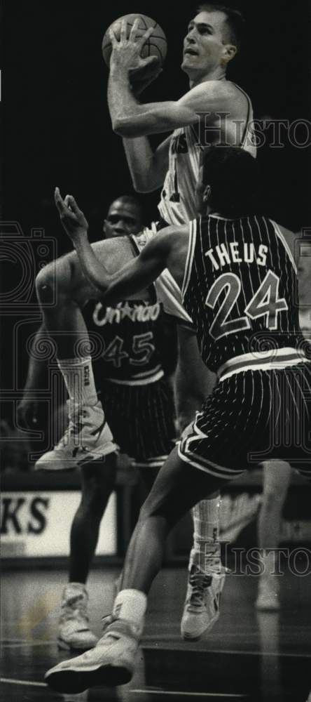 1990 Press Photo Bucks Fred Roberts plays by Reggie Theus in basketball game - Historic Images