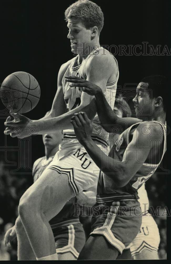 1985 Press Photo Marquette's Tom Copa grabs rebound during game at the Arena- Historic Images