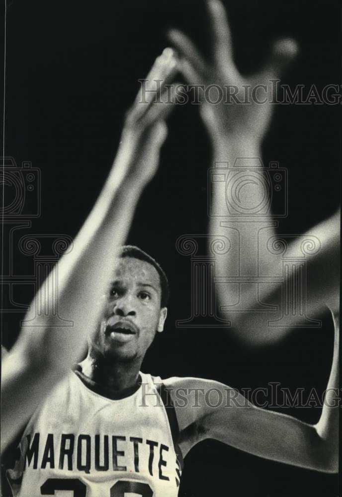 1981 Press Photo Marquette&#39;s Michael Wilson watched ball in game at the Arena- Historic Images