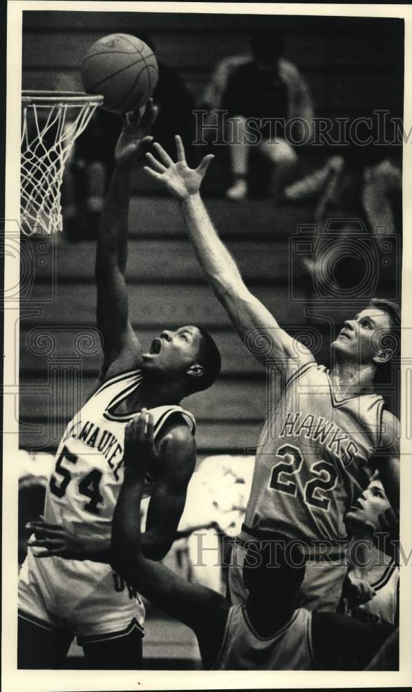 1988 Press Photo Milwaukee's Byron Jackson tips in shot at Klotsche Center game - Historic Images