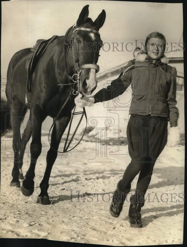 1942 Press Photo Diane Loucks walks her horse in the snow - mjo00110 - Historic Images