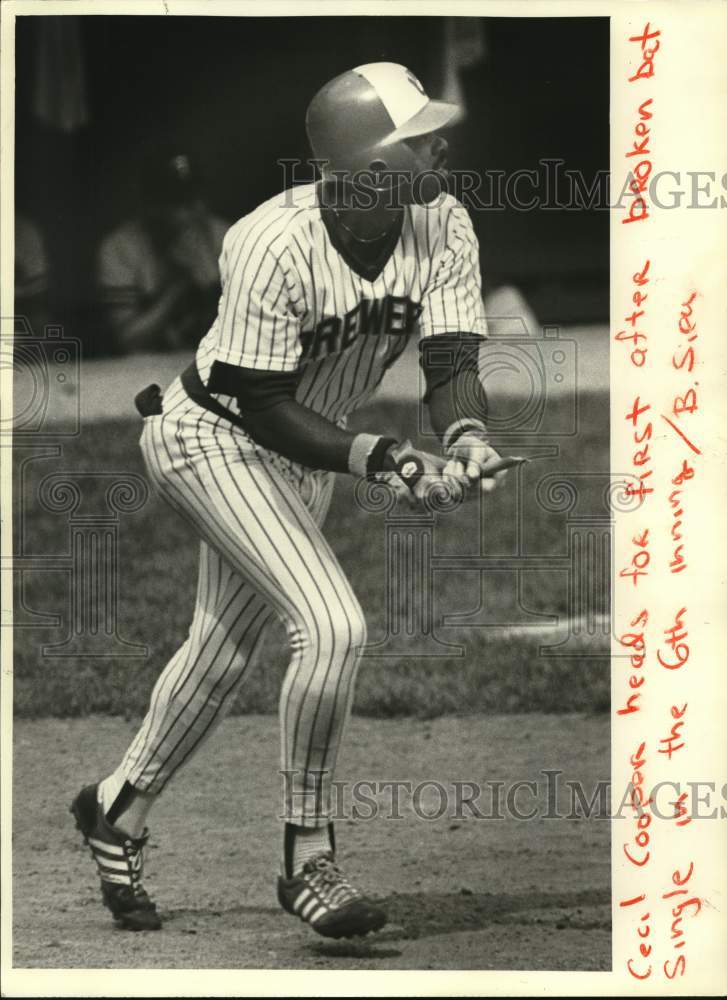 1981 Press Photo Milwaukee Brewer Cecil Cooper runs to first base at game- Historic Images