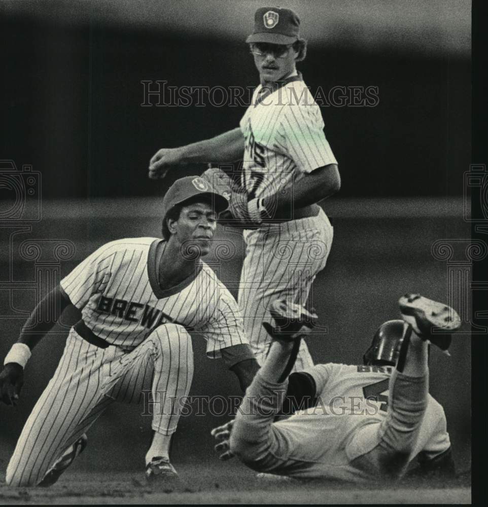 1985 Press Photo Milwaukee Brewers shortstop Ernest Riles tags out Bobby Grich - Historic Images