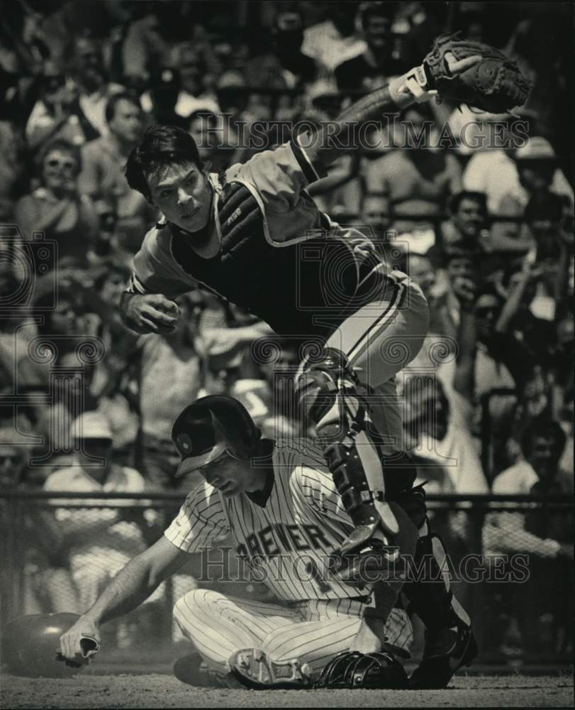 1987 Press Photo Tiger catcher Matt Nokes trips over Jim Paclorek in game - Historic Images
