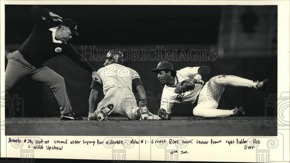 1986 Press Photo Umpire calls Dale Ford out after Milwaukee&#39;s Ernest Riles catch - Historic Images