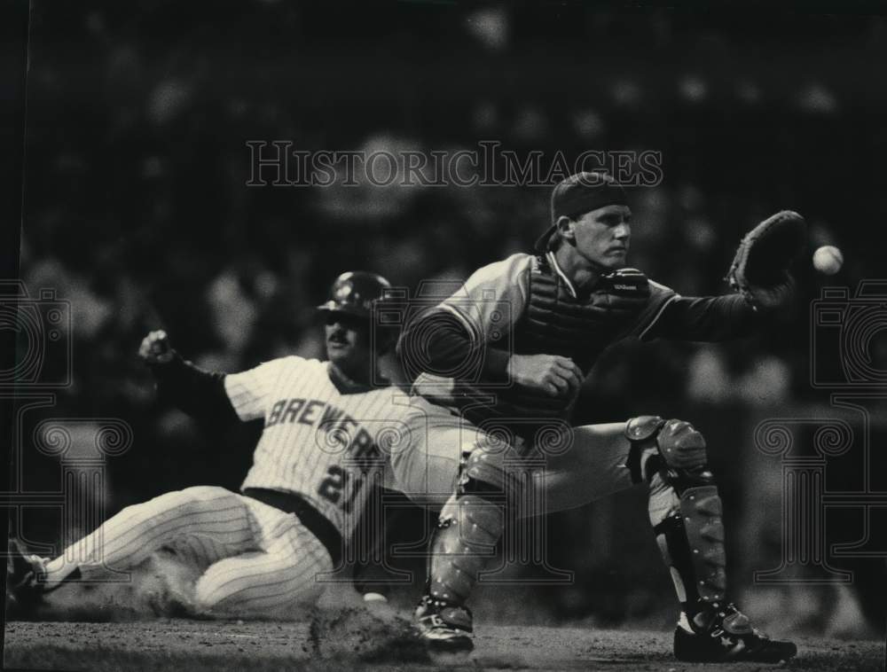 1986 Press Photo Milwaukee&#39;s Bill Schroeder slides into home plate during game- Historic Images