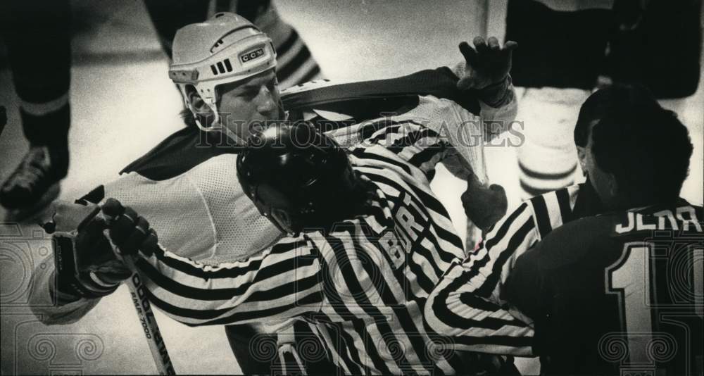 1989 Press Photo Game official keeps Milwaukee&#39;s Curtis Hunt from Paul Jerrard - Historic Images