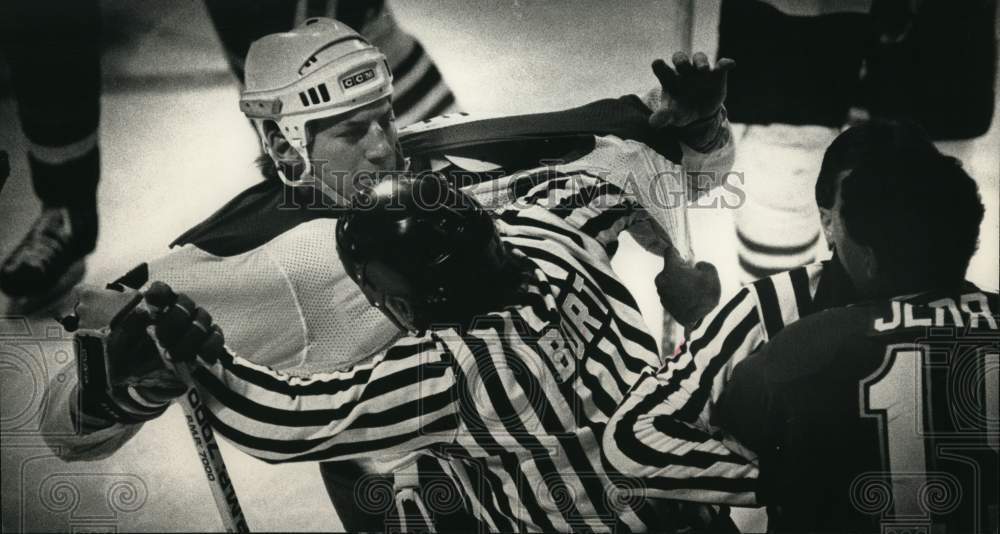 1989 Press Photo Game official keeps Milwaukee's Curtis Hunt from Paul Jerrard - Historic Images