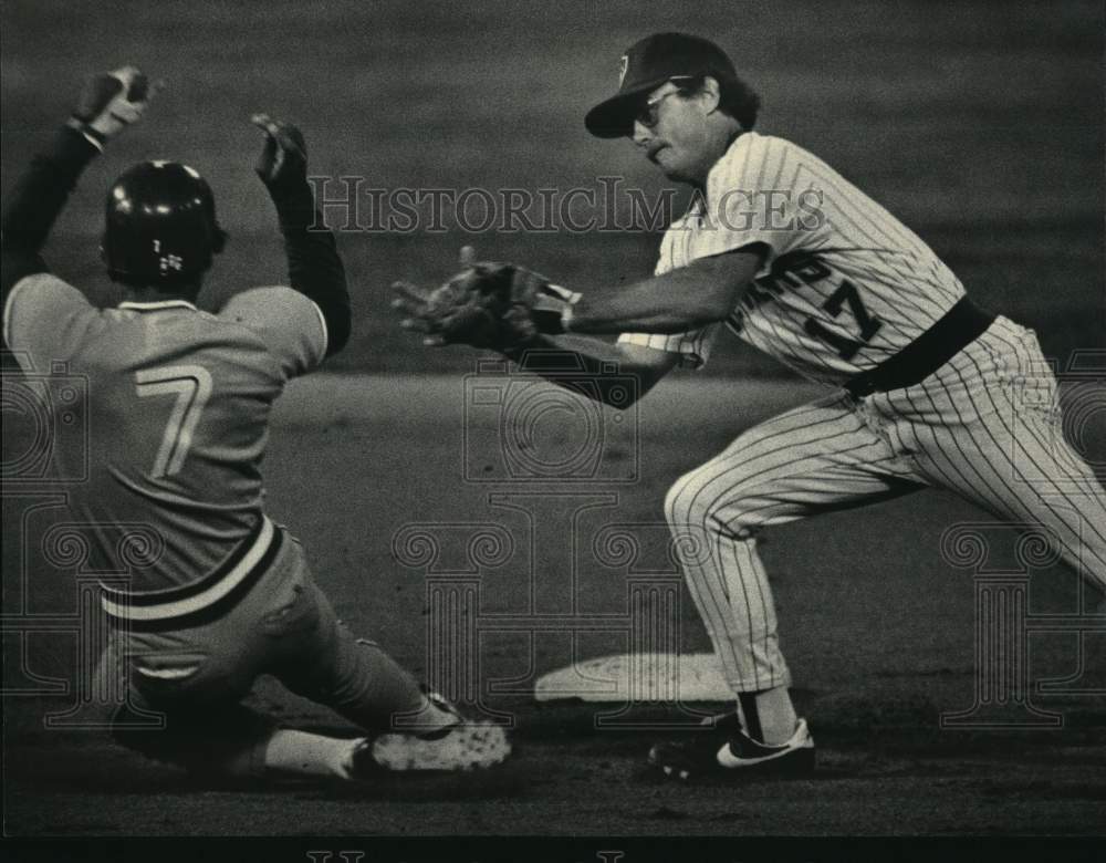 1984 Press Photo Jim Gantner tags out Damaso Garcia in 1st inning of game- Historic Images