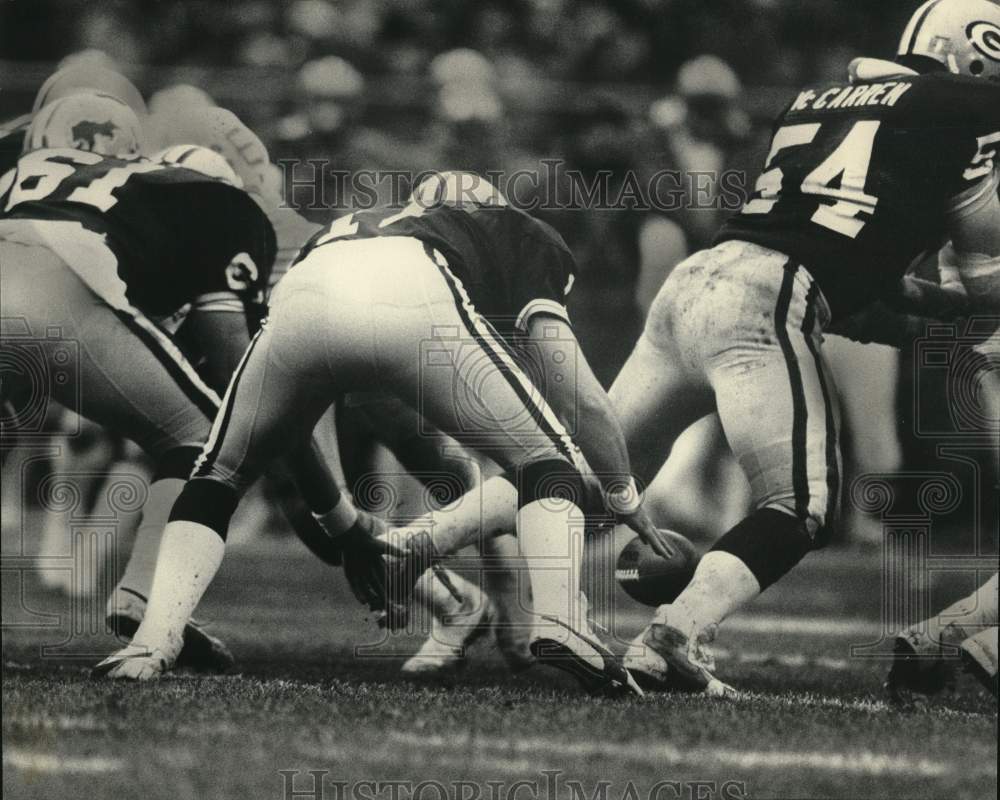 1982 Press Photo David Whitehurst fumbles football in Green Bay Packers game - Historic Images