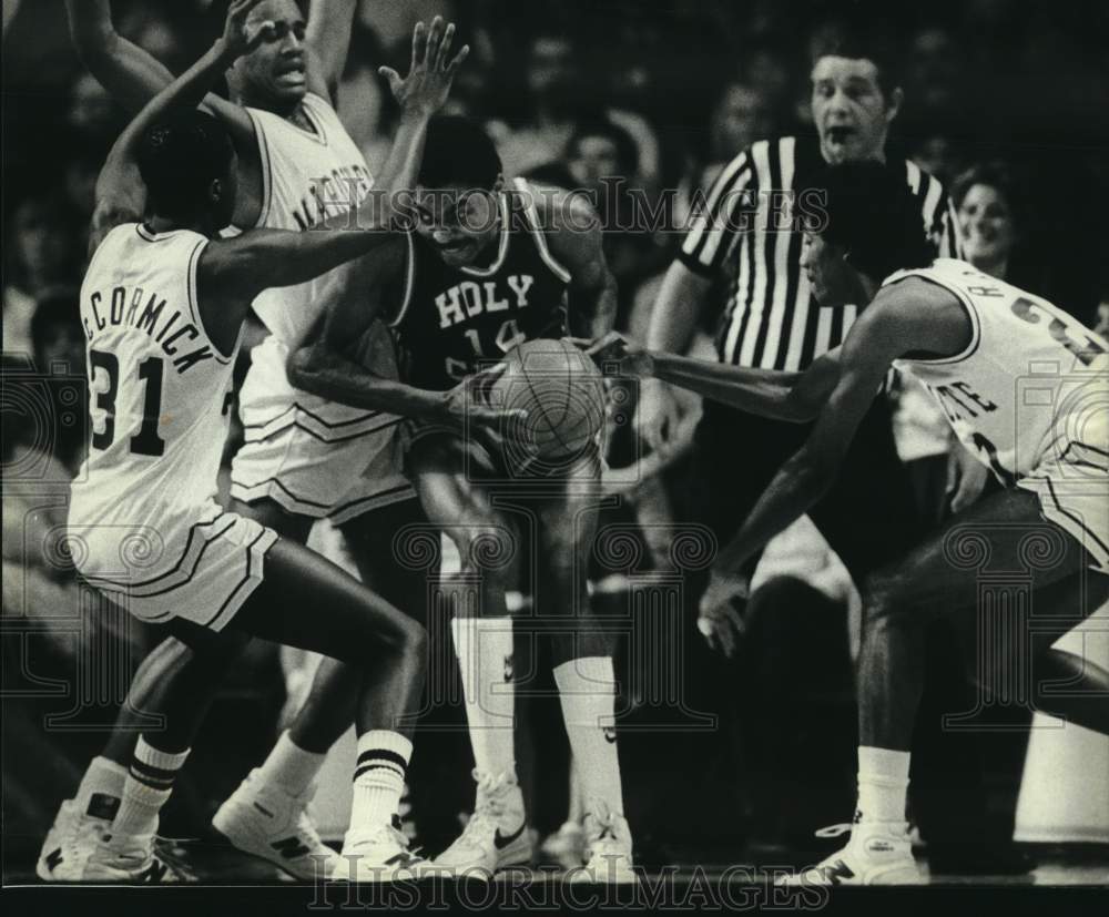 1984 Press Photo Marquette basketball players surround Pat Elzie during game - Historic Images
