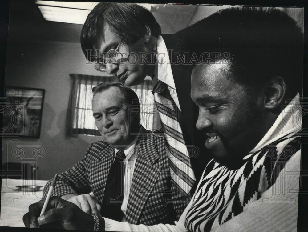 1973 Press Photo George Scott signs contract with Brewers manager and president - Historic Images