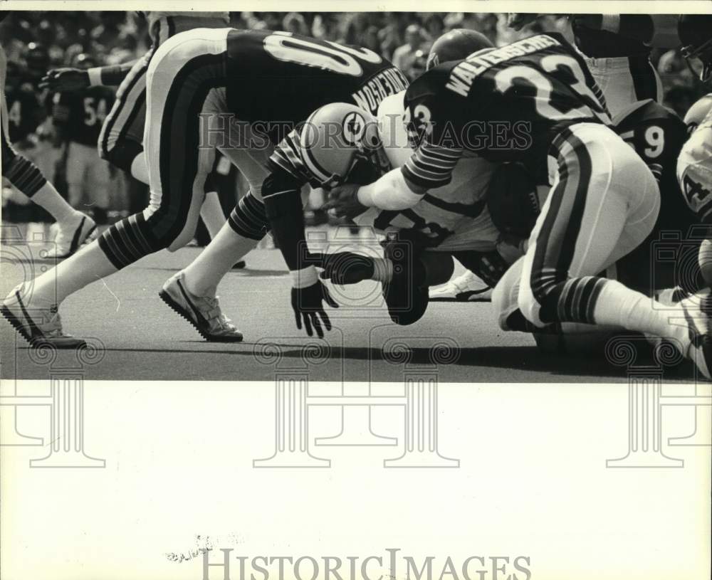 1981 Press Photo Reuben Henderson stops Green Bay's Gerry Ellis making gains- Historic Images