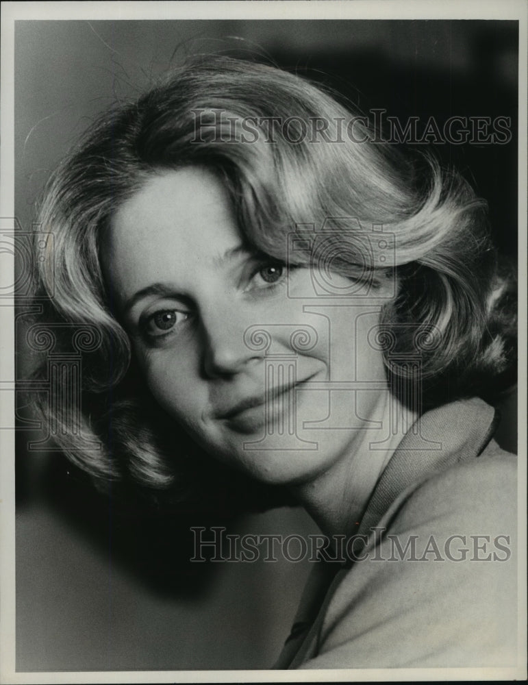 1976, Blythe Danner portrays nurse Carlye Walton in "M*A*S*H" - Historic Images