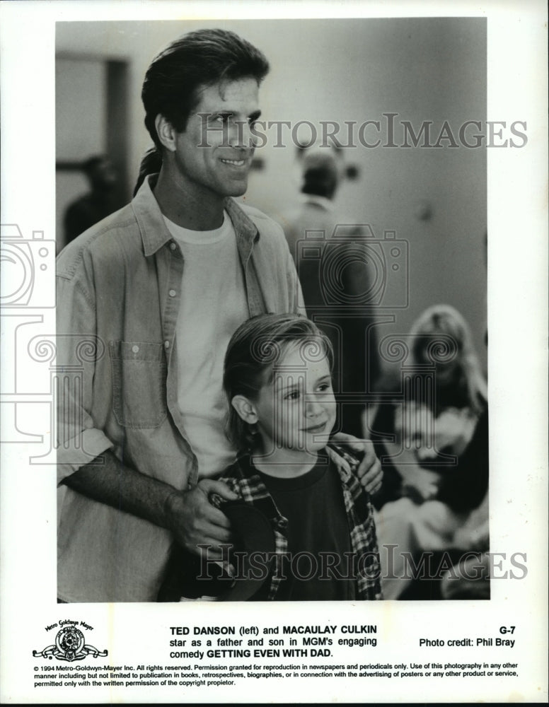 1994 Press Photo Ted Danson and Macaulay Culkin in Getting Even with Dad - Historic Images