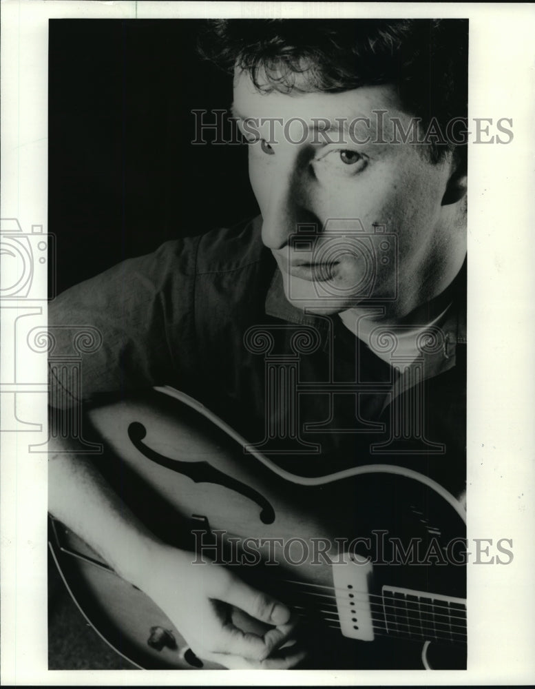 1985 Press Photo Billy Bragg playing a guitar - mjp00153 - Historic Images