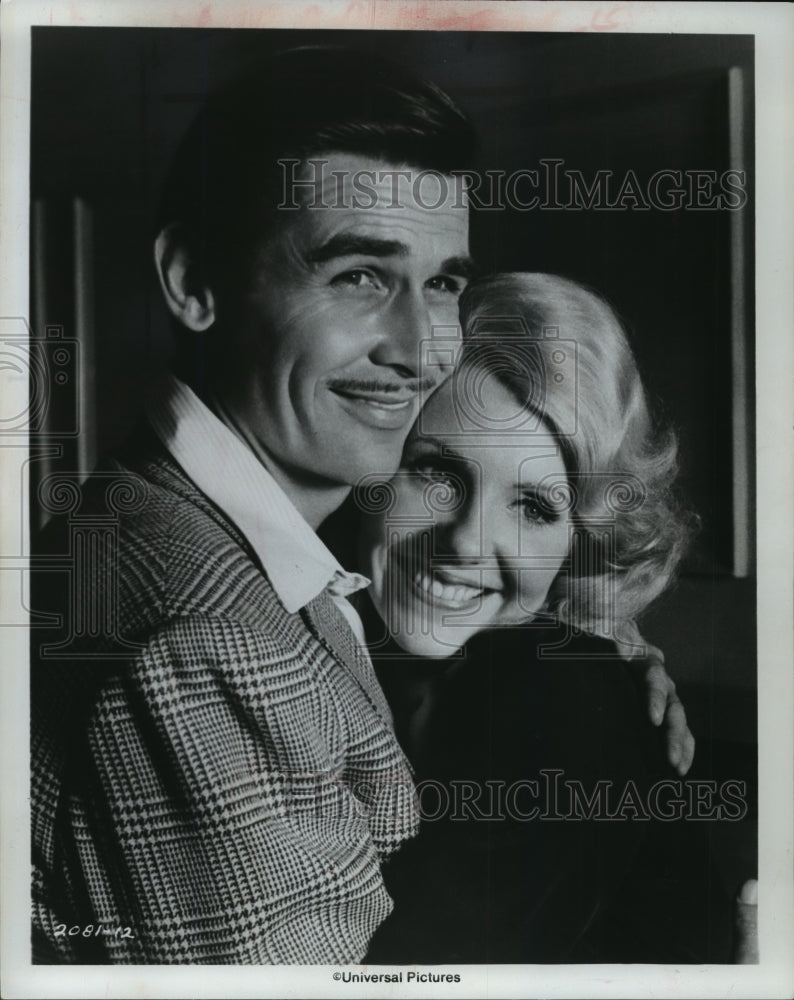 1976, James Brolin and Jill Clayburgh imitate Gable and Lombard - Historic Images