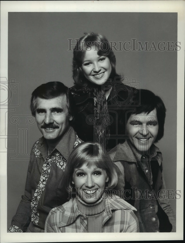 1975 Press Photo Sandy Duncan, Dennis Weaver, Tanya Tucker, Jim Stafford- Historic Images