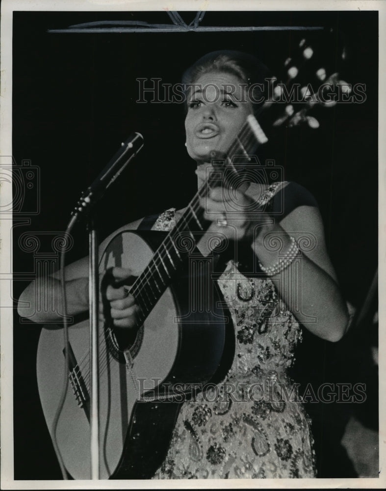 1965 Press Photo Nancy Ames in her opening show at Leilani supper club - Historic Images