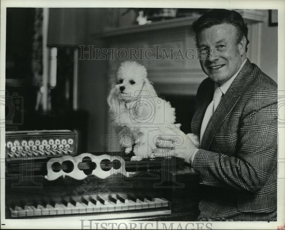 1972 Press Photo John Alexander and musical instrument collection at home - Historic Images