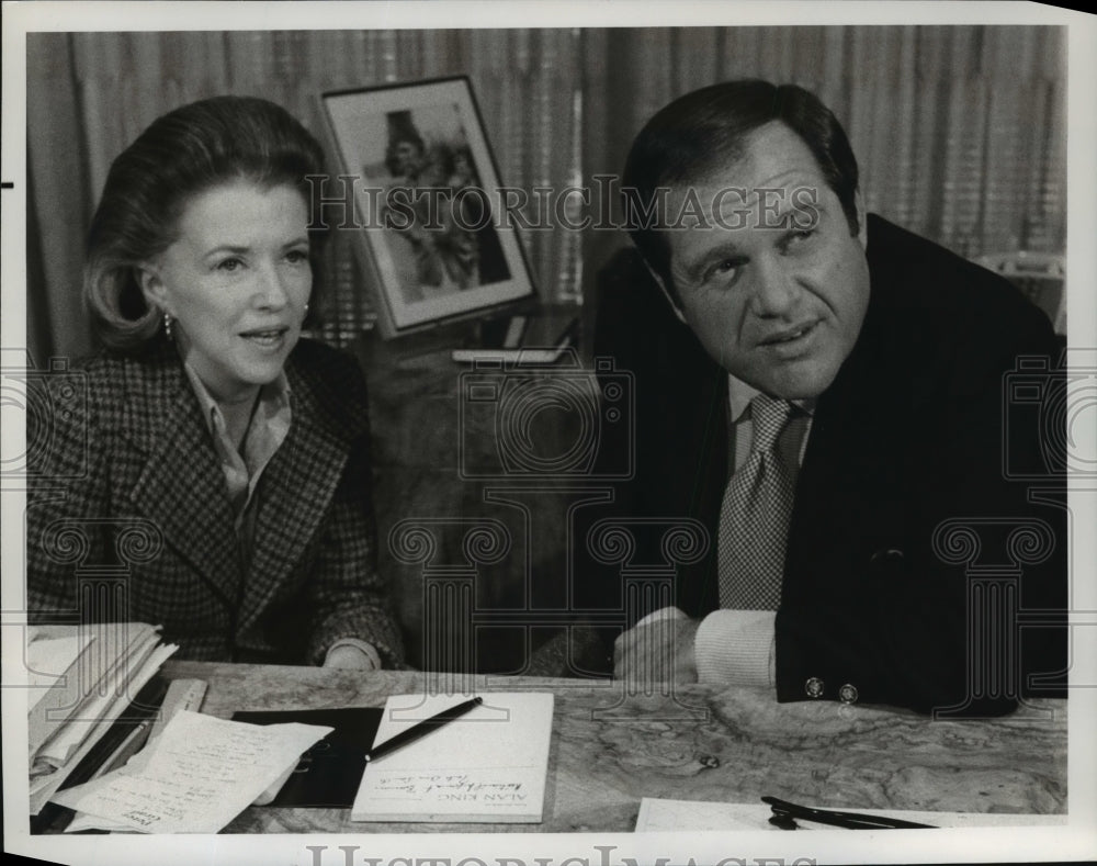 1976 Press Photo Alan King during an interview with Betty Furness - mjp00651-Historic Images