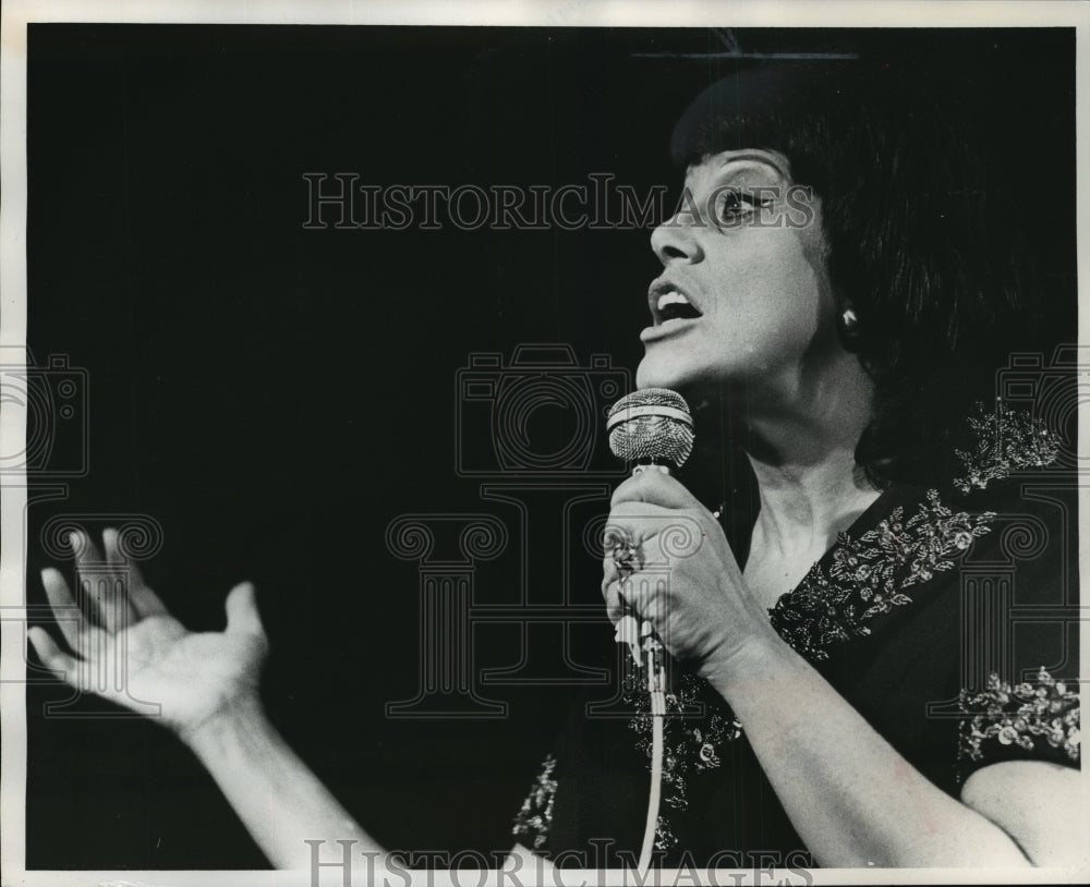 1972 Press Photo Kay Ballard at the Crown Room - mjp00661- Historic Images