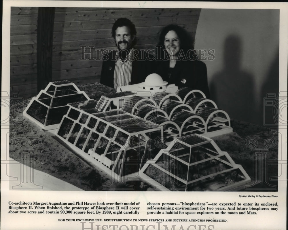 1986 Press Photo Architects Margret Augustine &amp; Phil Hawes, Biosphere II Model - Historic Images