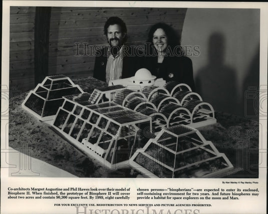 1986 Press Photo Architects Margret Augustine & Phil Hawes, Biosphere II Model - Historic Images