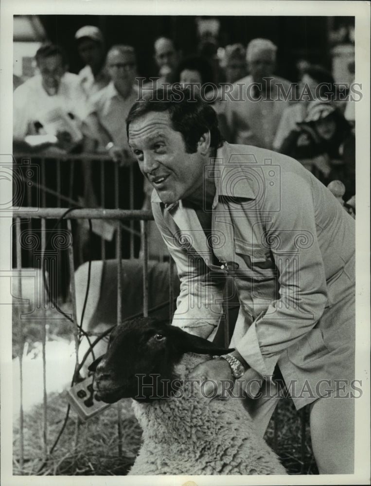 1973 Press Photo Alan King offers a demonstration of sheep shearing - mjp00928 - Historic Images