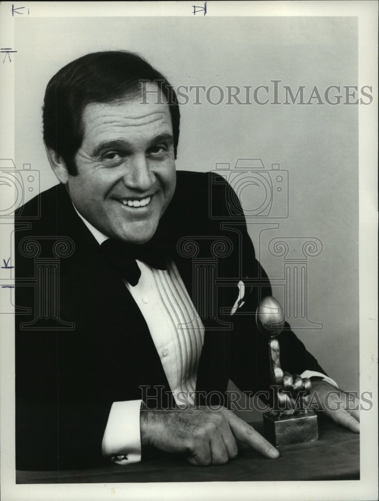 1975 Press Photo Alan King with figure of a hand balancing an egg on forefinger- Historic Images